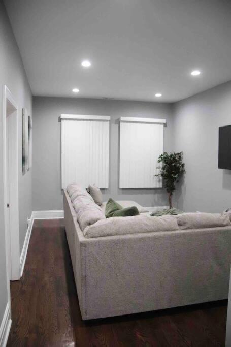 Upscale Apartment Westside Of שיקגו מראה חיצוני תמונה